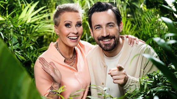 Die beiden Moderatoren der Reality-Show "Ich bin ein Star - Holt mich hier raus!", Sonja Zietlow und Jan Köppen © picture alliance/dpa/RTL+ 