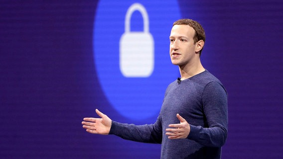 Facebook-Chef Mark Zuckerberg spricht auf einem Podium. © dpa bildfunk Foto: Marcio Jose Sanchez