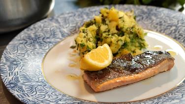 Salmon trout served on a plate with mashed potatoes and herbs.  © NDR Photo: Florian Kruck