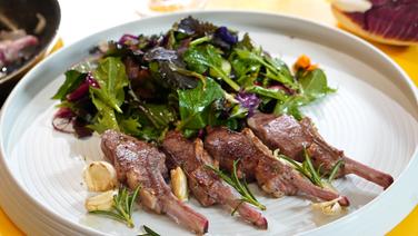 Lamb chops with colorful spring salad © NDR Photo: Florian Kruck