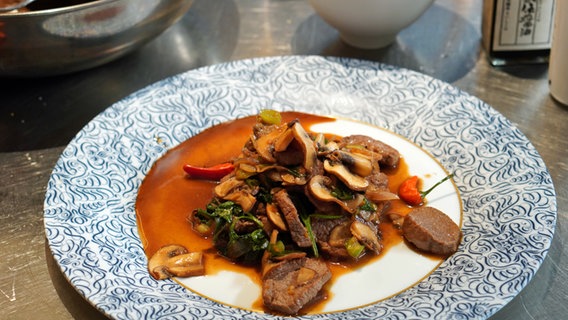 Lammlachse aus dem Wok mit Pilzen © NDR Foto: Florian Kruck