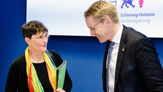 Daniel Günther (CDU), Ministerpräsident von Schleswig-Holstein, und seine Stellvertreterin Monika Heinold (Grüne) im Gespräch auf einer Pressekonferenz zu den ersten 100 Tagen der schwarz-grünen Landesregierung. © picture alliance/dpa | Frank Molter Foto: Frank Molter