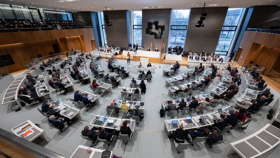 Abgeordnete sitzen im Plenarsaal des niedersächsischen Landtags. © dpa-Bildfunk Foto: Julian Stratenschulte/dpa
