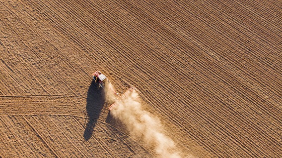 Drohnenansicht eines Traktors, der das Land bearbeitet. © Photocase Foto: Ramon Simona Pujado