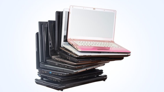 Eine Reihe verschiedener älterer Laptops © picture alliance /Zoonar Foto: Dmitry Sytnik