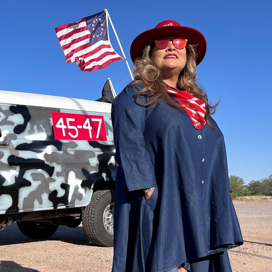 eine Frau steht vor einem Jeep in Arizona © NDR Foto: Gudrun Engel
