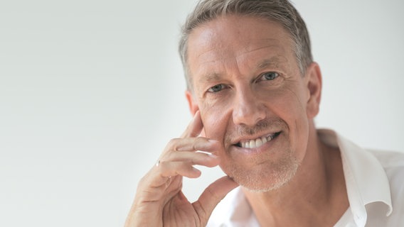 Orthopäde und Hand-Spezialist Dr. Michael Lehnert lächelt in die Kamera © Christian M. Weiss Foto: Christian M. Weiss