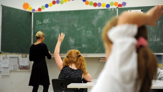 Schüler und die Lehrerin einer zweiten Klasse in Hamburg. © dpa-Bildfunk Foto: Daniel Reinhardt
