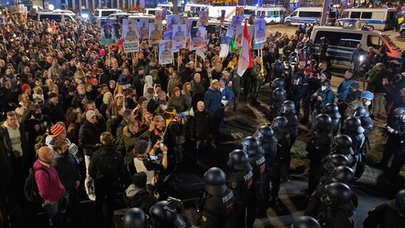 Zahlreiche Teilnehmer der "Querdenken"-Demonstration in Leipzig und Polizisten stehen sich gegenüber © dpa Foto: Sebastian Kahnert