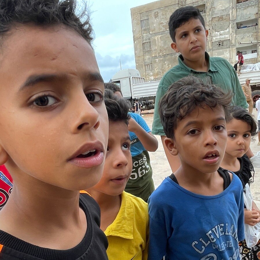 Kinder in Darna, Libyen, nach der Überflutung und Zerstörung der Stadt © ARD Studio Kairo Foto: Anna Osius