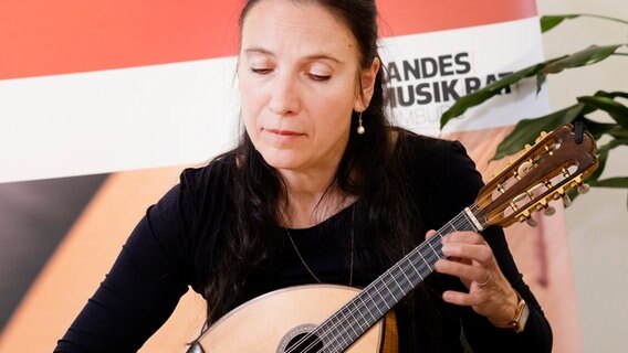 Catarina Lichtenberg spielt Mandoline © Jann Wilken Foto: Jann Wilken
