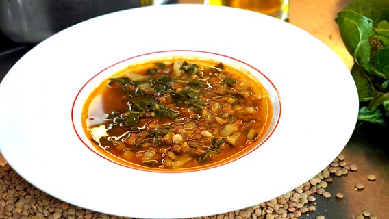 Mangold-Linsen-Suppe auf einem Teller serviert. © NDR Foto: Florian Kruck