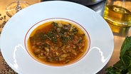 Mangold-Linsen-Suppe auf einem Teller serviert. © NDR Foto: Florian Kruck