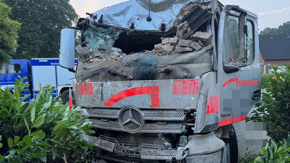 Ein Lkw ist in eine Wand eines Wohnhauses in Hammah gefahren. © Polizei Stade 