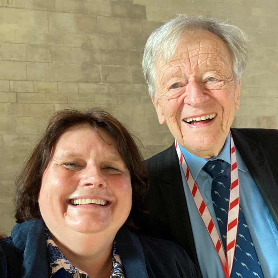 London-Korrespondentin Gabi Biesinger mit Lord Dubs © NDR Foto: Christoph Prössl