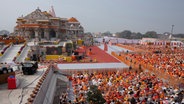 Ein Blick auf das Publikum während der Eröffnung eines Tempels, der dem hinduistischen Lord Ram gewidmet ist, in Ayodhya, Indien. © picture alliance/dpa/AP | Rajesh Kumar Singh Foto: Rajesh Kumar Singh