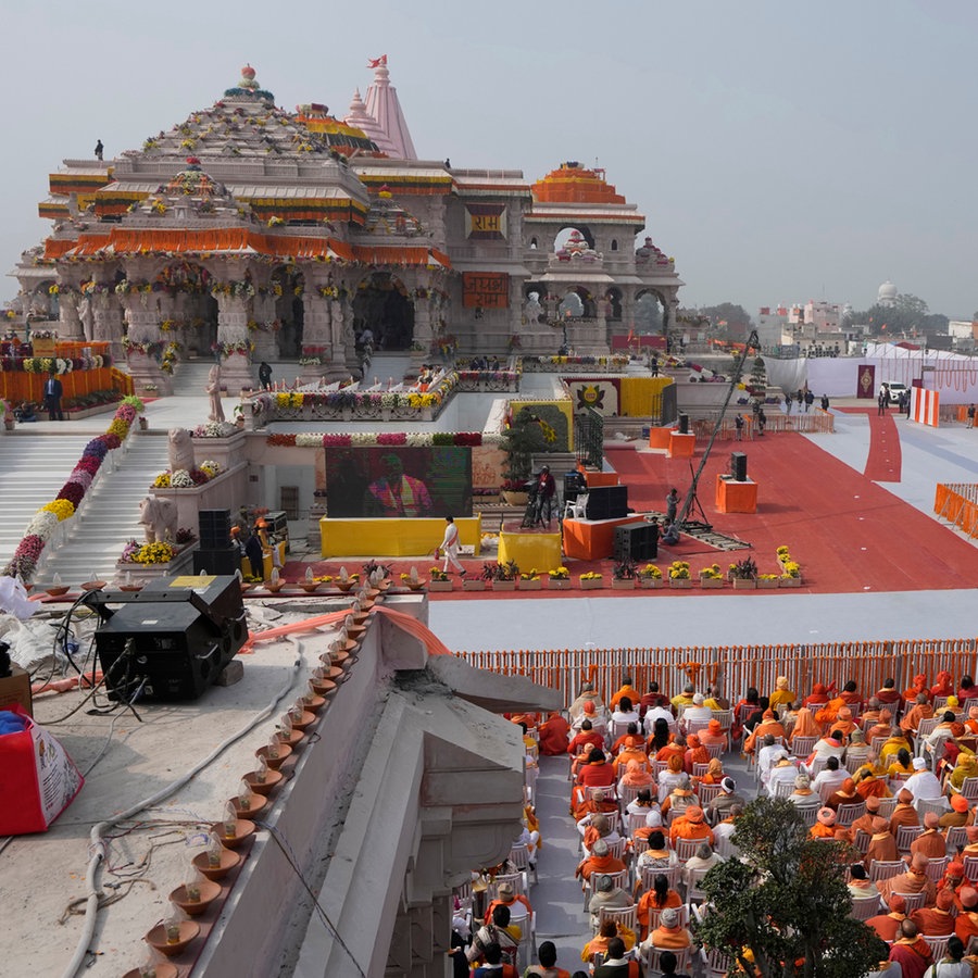 Ein Blick auf das Publikum während der Eröffnung eines Tempels, der dem hinduistischen Lord Ram gewidmet ist, in Ayodhya, Indien. © picture alliance/dpa/AP | Rajesh Kumar Singh Foto: Rajesh Kumar Singh