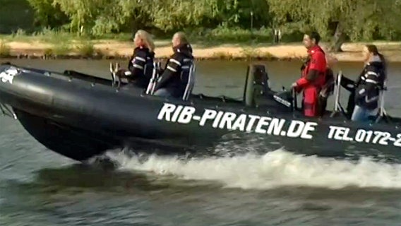 Menschen im Speedboot auf der Hamburger Elbe. © NDR 