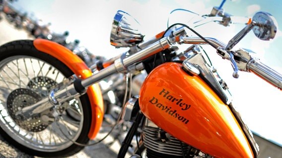 Liebhaber und Freunde der amerikanischen Kultmarke Harley Davidson treffen sich in Hamburg. © dpa Foto: Fabian Bimmer