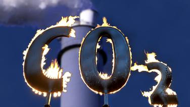 Montage - Brennende Buchstaben (CO2), dahinter ein Kraftwerksschornstein © dpa-Zentralbild, dpa-Report Foto: Uwe Anspach