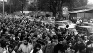 Tausende DDR-Bürger stürmen am 10. November 1989 über die Grenzübergangsstelle Invalidenstraße von Ost- nach Westberlin. © Ralf Hirschberger Foto: Ralf Hirschberger