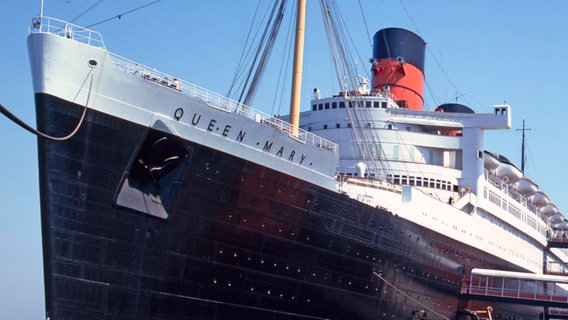 Der ehemalige Luxusliner Queen Mary liegt als Museums- und Hotelschiff an der Pier im Hafen von Long Beach. © picture-alliance/ dpa 