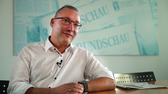 Oliver Haustein-Teßmer ist Chefredakteur der "Lausitzer Zeitung". In seinem Redaktionsbüro erklärt er ZAPP, dass der Strukturwandel in der Kohleabbau-Region die Menschen bewegt. © NDR 