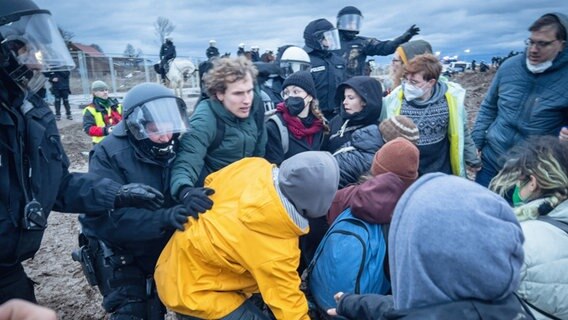 Gerangel zwischen Polizei und Demonstrierenden bei den Lützerath-Protesten © dpa Foto: Karsten Wickern