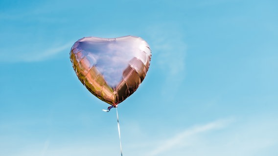 Ein silberner Luftballon in Herzform. © photocase.de Foto: Anna Denisova
