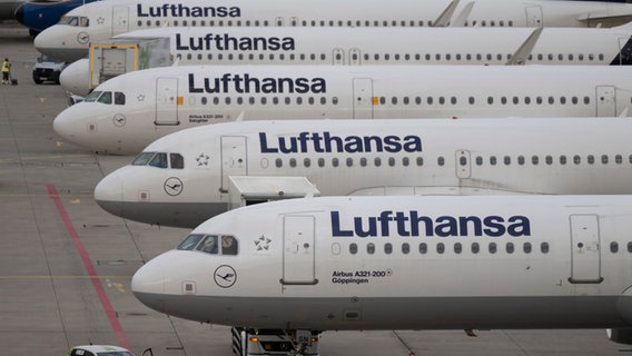 Passagiermaschinen der Lufthansa stehen auf einem Rollfeld © dpa Foto: Boris Roessler