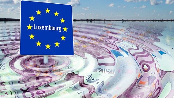 Ein Grenzschild von Luxemburg versinkt in einem See aus Euroscheinen © picture alliance / Bildagentur-online Foto: Fischer, M. Schuppich, Silke G.