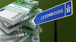 Ein Autobahn Zufahrtschild nach Luxemburg weist auf einen Stapel mit 100 Euro Scheinen (Montage) © picture alliance / Bildagentur-online Foto:  Lars Halbauer, psdesign1