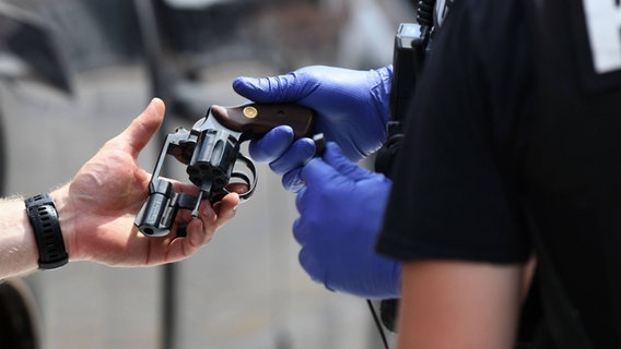 Ein Magnum-Revolver der Firma Smith&Wesson © IMAGO 