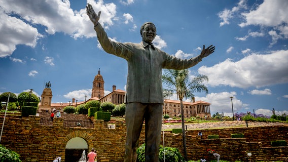 Nelson Mandela Statue in Pretoria © picture alliance / ROBIN UTRECHT Foto: ROBIN UTRECHT