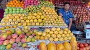 Marktstand mit Mangos in Neu Delhi © NDR Foto: Charlotte Horn
