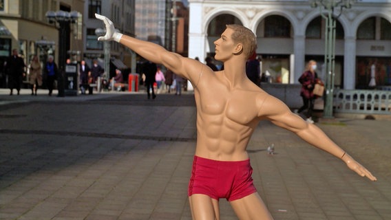 Männliche Schaufensterpuppe mit ausgetreckten Armen und roter Badehose. © NDR/Kulturjournal 