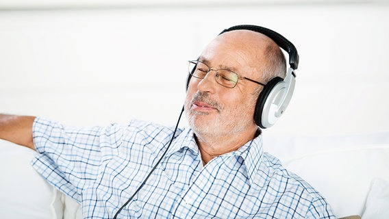 Älterer Mann mit Kopfhörern. © fotolia.com Foto:  contrastwerkstatt