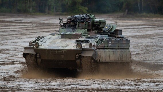 Ein Schützenpanzer der Bundeswehr vom Typ "Marder" fährt über einen Übungsplatz © dpa Bildfunk Foto: Philipp Schulze/dpa