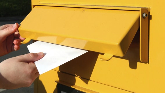 Ein Brief wird in einen Briefkasten gesteckt. © fotolia.com Foto: B. Wylezich