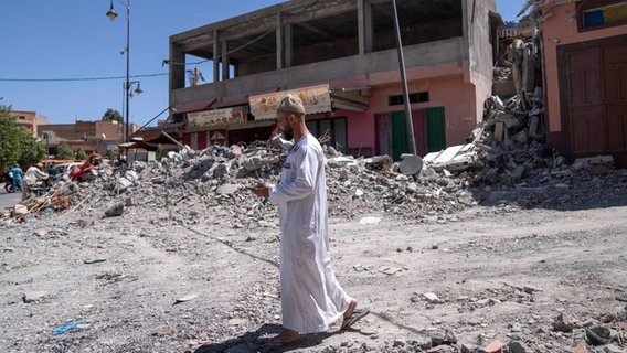 Marrakesch: Ein Mann geht entlang der Trümmer von Gebäuden nach einem Erdbeben. © AP/dpa Foto: Mosa'ab Elshamy