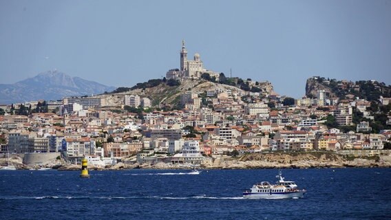 Blick vom Boot auf Marseille und Notre-Dame de la Garde. © picture alliance/imageBROKER Foto: G. Thielmann