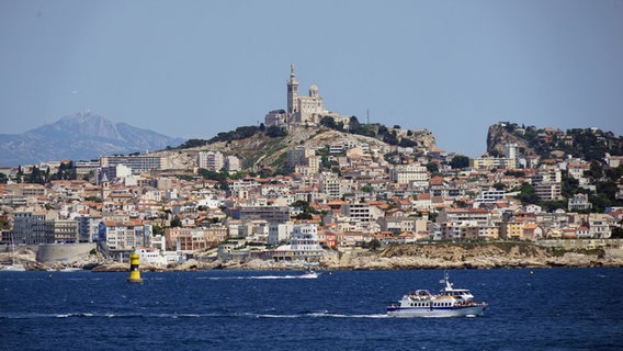 Blick vom Boot auf Marseille und Notre-Dame de la Garde. © picture alliance/imageBROKER Foto: G. Thielmann
