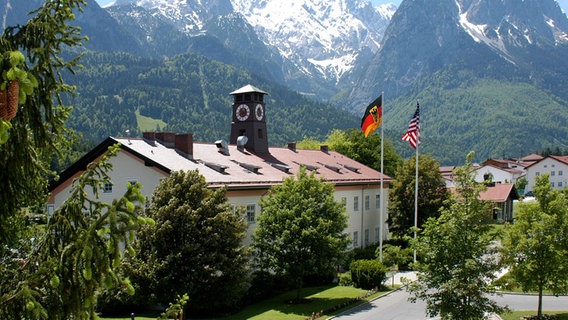 Blick auf die Wörner Hall, Gebäude 109 des Marshall Centers in Garmisch-Partenkirchen. © GCMC Public Affairs Office Foto: Karlheinz Wedhorn