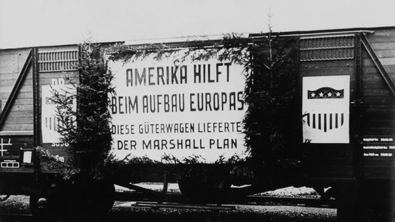 Im Rahmen des Marshall-Plans werden im November 1948 geschmückte Eisenbahnwaggons an die die Deutsche Reichsbahn geliefert. © picture alliance/akg-images Foto: akg-images