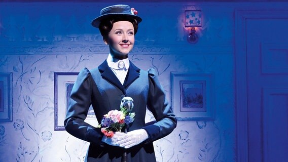 Musical-Darstellerin Elisabeth Hübert als Mary Poppins © Stage Entertainment Foto: Stage Entertainment