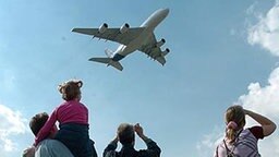 Zuschauer bewundern den Airbus A380 © dpa 