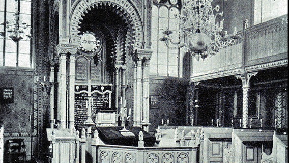 Innenaufnahme der alten Schweriner Synagoge von 1899. © Friedrich Schlie: Die Kunst- und Geschichts-Denkmäler des Grossherzogtums Mecklenburg-Schwerin, Stock und Stein Verlag. Foto: Unbekannt.