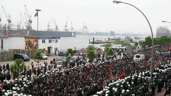 Demo gegen Asem-Treffen, hier an der Hamburger Hafenstraße © dpa 