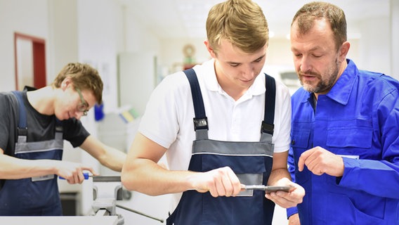 Jugendliche in der handwerklichen Berufsausbildung. © Fotolia.com Foto: industrieblick