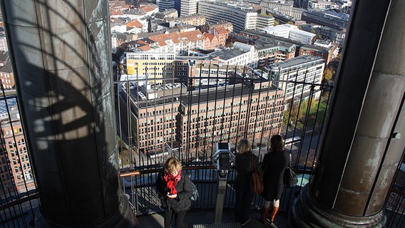 Blick von oben auf die Aussichtsplattform der St. Michaeliskirche und Dächer der Stadt © NDR Foto: Oliver Diedrich